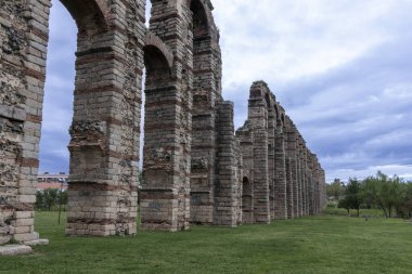 Roma mühendisliğinin etkileyici bir örneği olan Los Milagros su kemeri Merida, İspanya 'da dimdik ayakta duruyor.