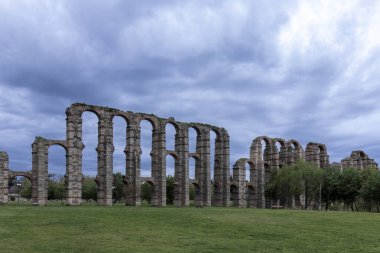 Etkileyici Los Milagros su kemeri bulutlu gökyüzüne karşı dimdik ayakta duruyor.