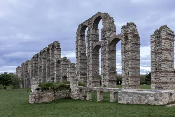 Antik Los Milagros su kemeri bulutlu bir gökyüzüne karşı dimdik ayakta duruyor. Roma mühendisliği ve Merida 'nın tarihsel önemi gözler önüne seriliyor.
