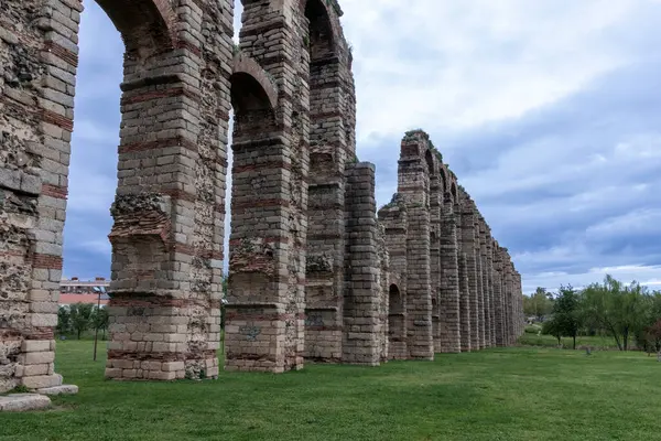Roma mühendisliğinin etkileyici bir örneği olan Los Milagros su kemeri Merida, İspanya 'da dimdik ayakta duruyor.