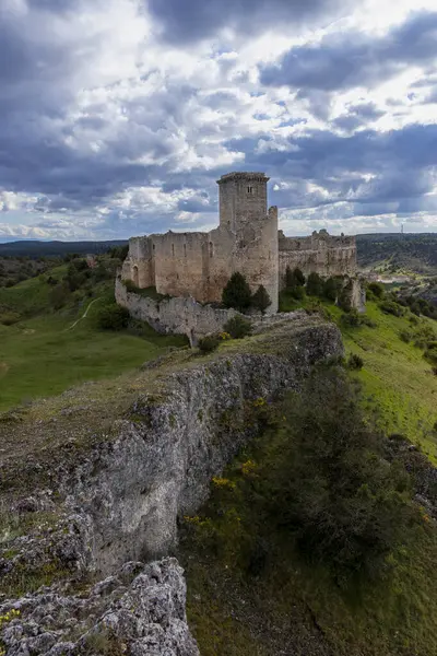 Zamana karşı duran antik kale dramatik bulutların arasında tarih ve direnç uyandırıyor.