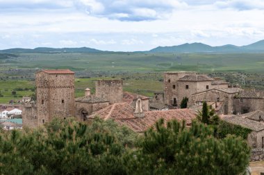 Trujillo ortaçağ şatosu kiremitli çatıların üzerinde yükseliyor ve bulutlu gökyüzünün altındaki uçsuz bucaksız ovalara bakıyor.