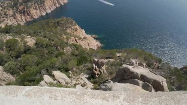 Akdeniz 'in kayalık kıyı şeridinde yol alan tekne.