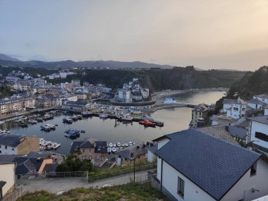 Altın saat, İspanya 'nın doğusundaki büyüleyici liman kasabası Viavlez' i yıkar.