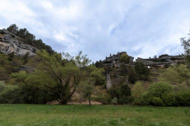 Rocamadour, France 'ın görkemli uçurumlarını gösteren manzaralı yeşil çayır manzarası.