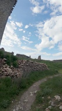 Bir ortaçağ şatosunun kalıntılarını araştırıyorum.