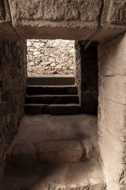 Harabelerin içindeki gizemli geçidi keşfedip uzak bir ışık kaynağına doğru yükselen taş adımları.