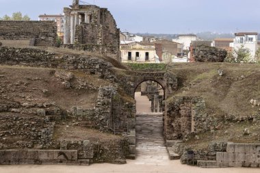Mrida, İspanya 'da yıkılan duvarlar ve Roma tiyatrosunun destek sütunları