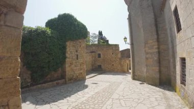 Eski bir kapıdan ortaçağ kasabasına giriyoruz.