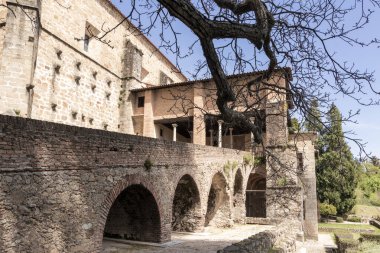 San jernimo de cotalba manastırı. Kemerleri ve çıplak ağaç dalları olan dış binaları var.
