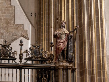 Kral David 'in polikrom heykeli, Toledo' lu Aziz Meryem Kilisesi 'nin korosunda arp çalıyor.