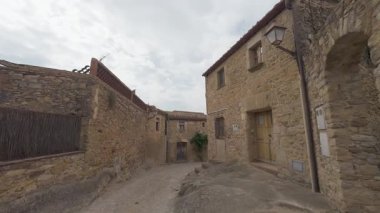 Avrupa 'nın ortaçağ dar sokaklarında yürüyorum