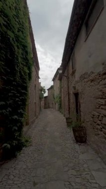 Avrupa 'da büyüleyici bir ortaçağ köyünde yürüyorum