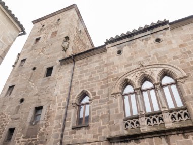Piedras Albas Markisi 'nin sarayının alçak açılı görüntüsü, taş cephelerini, kemerli pencerelerini ve cephelerini Trujillo, İspanya' da sergiliyor.