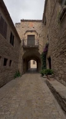 Peratallada 'da orta çağ ve caddelerde yürüyorum.