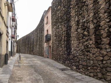 İspanya 'nın tarihi şehri Plasencia' nın sessiz bir caddesindeki antik taş duvar zengin ortaçağ mirasını gözler önüne seriyor.