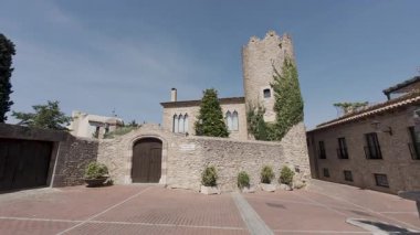 Dostlar ve İspanya 'da Ortaçağ Kulesi