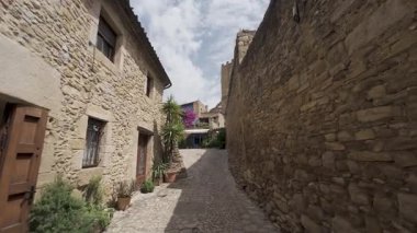 Peratallada 'da dar bir kaldırım taşından geçiyordum.