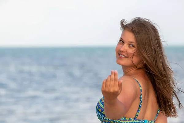 Freundliche Geste Lächelnde Frau Badehose Ruft Und Winkt Strand — Stockfoto
