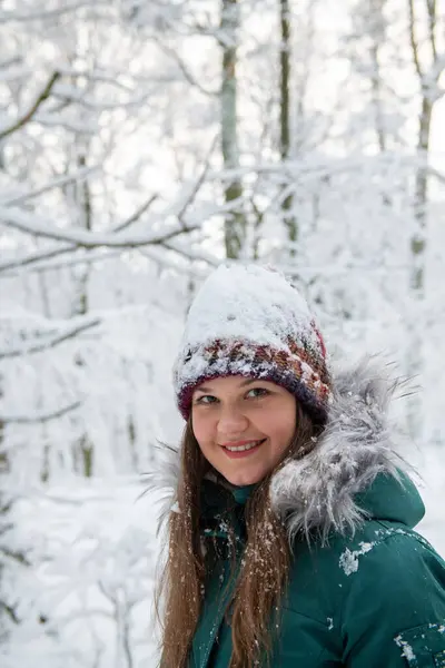 Una Mujer Alegre Con Sombrero Cubierto Nieve Una Chaqueta Verde —  Fotos de Stock