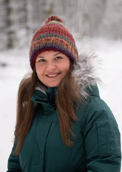Uma Mulher Rosto Amigável Chapéu Inverno Vibrante Uma Jaqueta Teal Fotografia De Stock