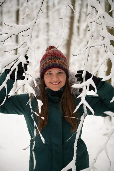 Una Mujer Está Parada Bosque Cubierto Nieve Sonriendo Mientras Acerca Imagen de stock
