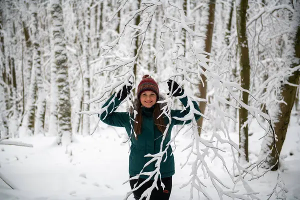 Fångad Snöig Skog Står Kvinna Leende Händerna Upp Till Himlen Royaltyfria Stockbilder
