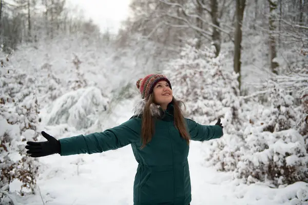 Φωτογραφία Αιχμαλωτίζει Μια Χαμογελαστή Γυναίκα Απλωμένα Χέρια Απολαμβάνοντας Χιονισμένο Περιβάλλον Εικόνα Αρχείου