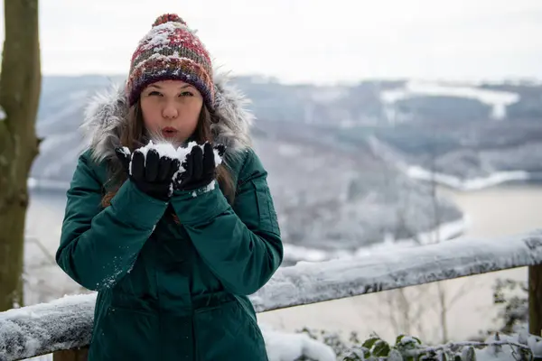 Kvinna Klädd Vinterkläder Inklusive Kavaj Och Snödammad Stickad Mössa Lekfullt Stockfoto