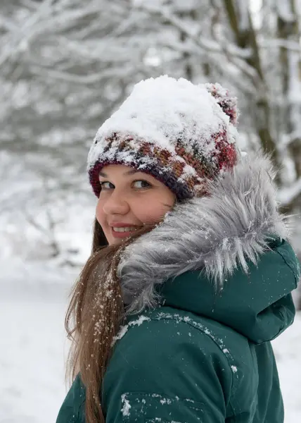 Sıcak Bir Gülümseme Sunan Bir Kadın Şapkası Yeni Bir Kar Telifsiz Stok Fotoğraflar