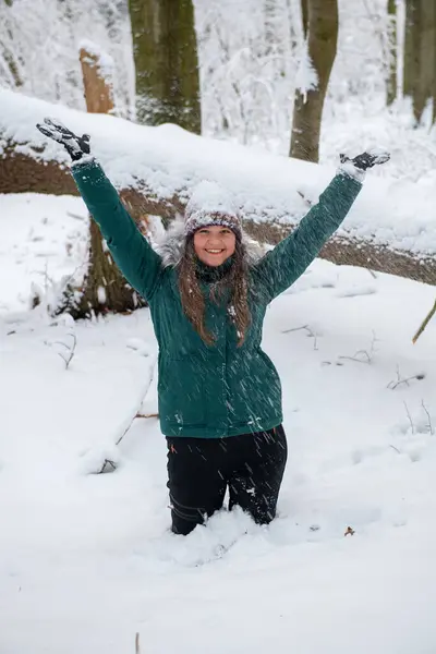 Женщина Чирливом Зимнем Пальто Радостно Поднятыми Руками Посреди Снежного Леса Стоковая Картинка