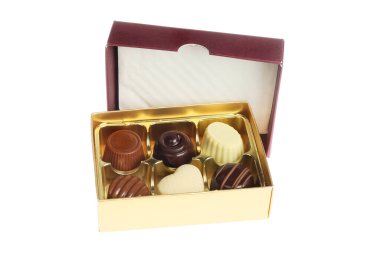 Beyazlara karşı izole edilmiş küçük çikolata hediye kutusu