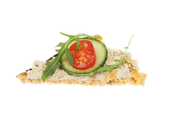 Tütsülenmiş Uskumru Ezmesi Salata Garnitürlü Tost Üçgeninde Beyaza Karşı Izole — Stok fotoğraf