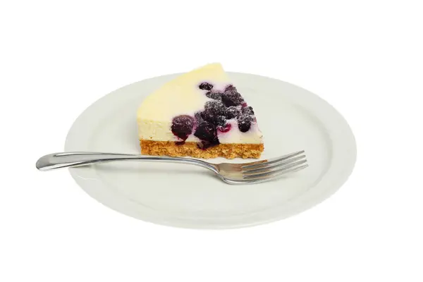 蓝莓和香草芝士蛋糕片 盘子上有叉子 与白色隔离 — 图库照片
