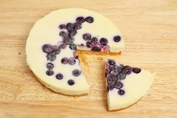판위에 바닐라와 블루베리 케이크 — 스톡 사진
