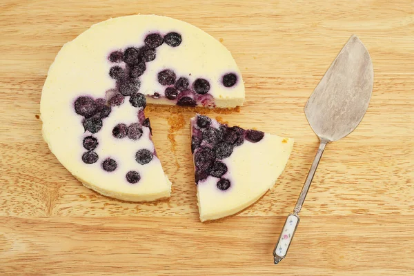 Blåbär Cheesecake Bräda Med Tårtbit — Stockfoto