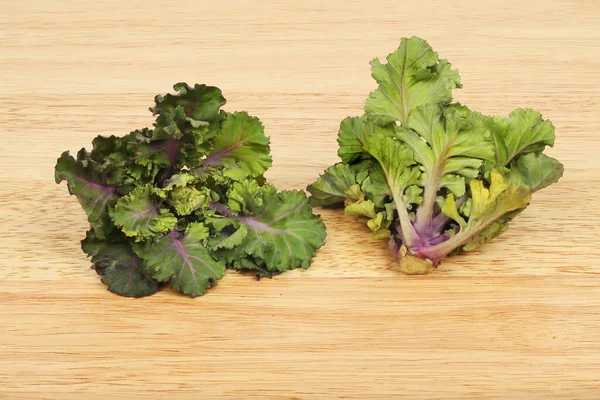 Δύο Φρέσκα Λαχανάκια Kale Μια Ξύλινη Σανίδα — Φωτογραφία Αρχείου
