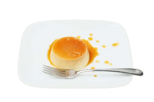 用焦糖酱和叉子在盘子上与白色隔离的面糊 — 图库照片