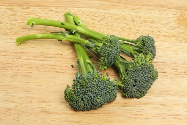 Broccoli Freschi Teneri Tavola Legno — Foto Stock