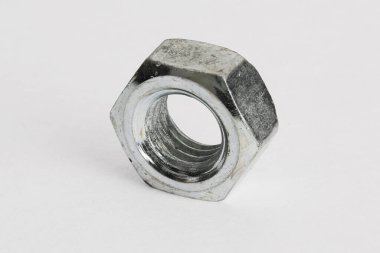 beyaz zemin üzerine metal somun