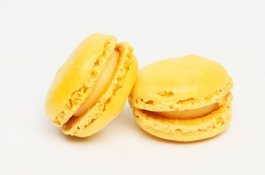 Beyaz arka planda iki limonlu kurabiye.