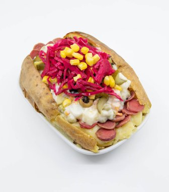 Kumpir, peynirli, mısırlı, sosisli, ketçaplı, mayonezli ve zeytinli Türk patatesi. Bu kumpir, beyaz arka planda izole edilmiş geleneksel Türk yemeğidir.