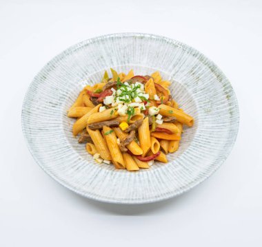 Etli peynirli ve bolonez soslu İtalyan makarna..