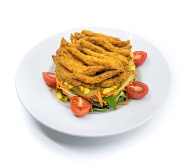 Taze sağlıklı çıtır tavuk diyeti yeşil salata. Kızarmış tavuk ve yeşil sezar salatası beyaza izole edilmiş.