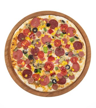 Beyaz arka planda izole edilmiş salamlı ve pepperonili İtalyan pizzası.