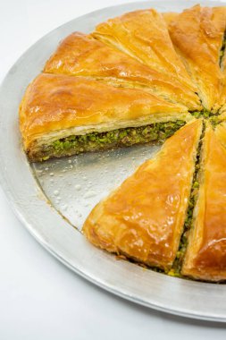 Geleneksel lezzetli Türk Pistachio Baklava tatlı dilimleri beyaz üzerine izole edilmiş.