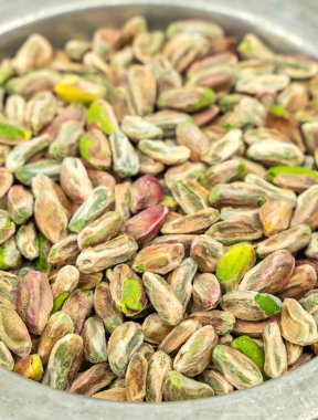 İtalyan ya da Türk fıstığı yığını. Beyaz arka plandaki tepside ya da tabakta fıstıklar var.