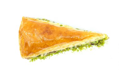 Geleneksel lezzetli Türk Pistachio Baklava tatlı dilimi beyaza izole edilmiş.