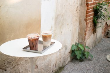 Hint kahvecisinin en az grunge stili dekorasyonu, stok fotoğrafı.