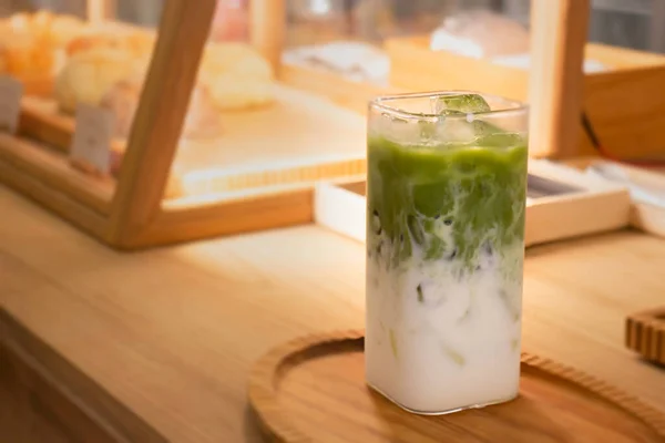 氷を溶かした緑茶ラテストックフォト — ストック写真